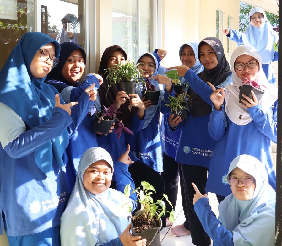 Vertical Garden: Hijau Sekolahku Hijau Lingkunganku